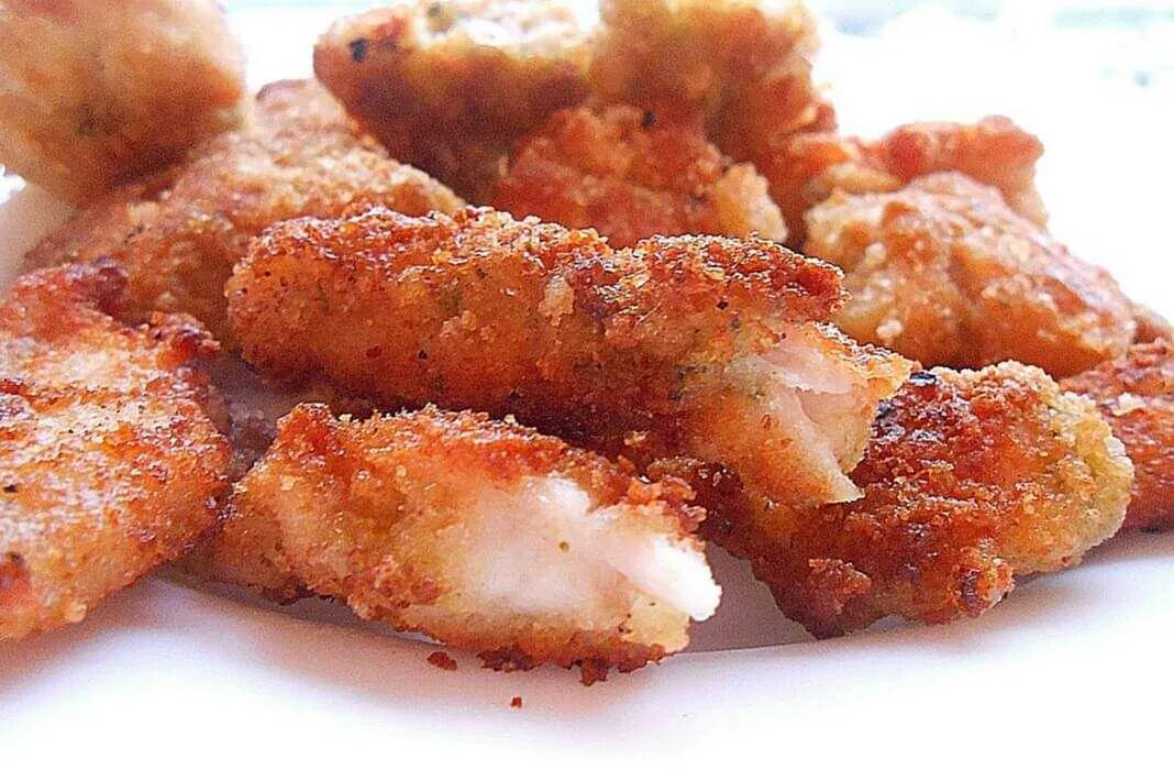 Домашний наггетсы рецепт куриные на сковороде. Наггетсы. наггетсы домашние. наггетсы куриные домашние. куриные кусочки.