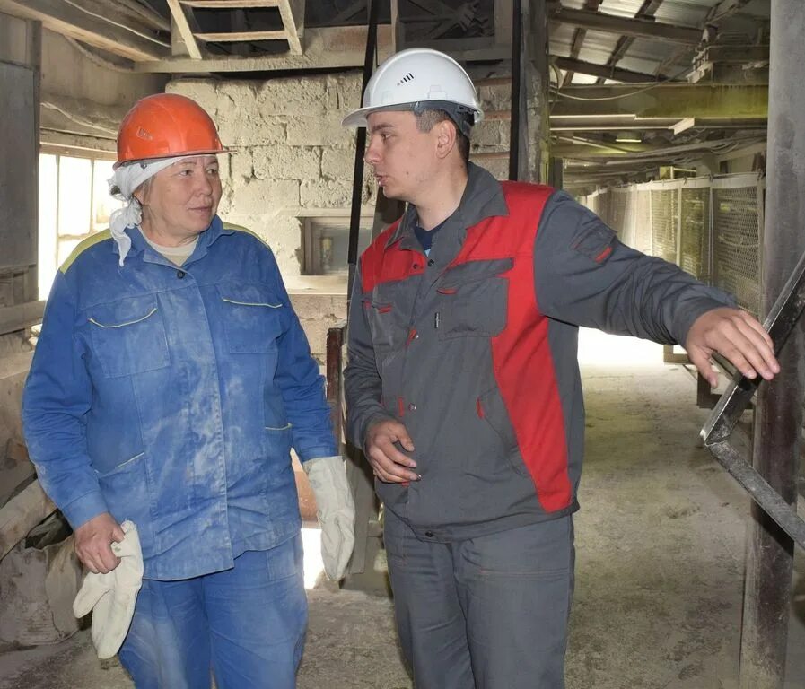 Холсим вольск. Михайловский цементный завод. Костюм цементника. Завод хуаксин таджикистан. Пикалевский цементный завод.
