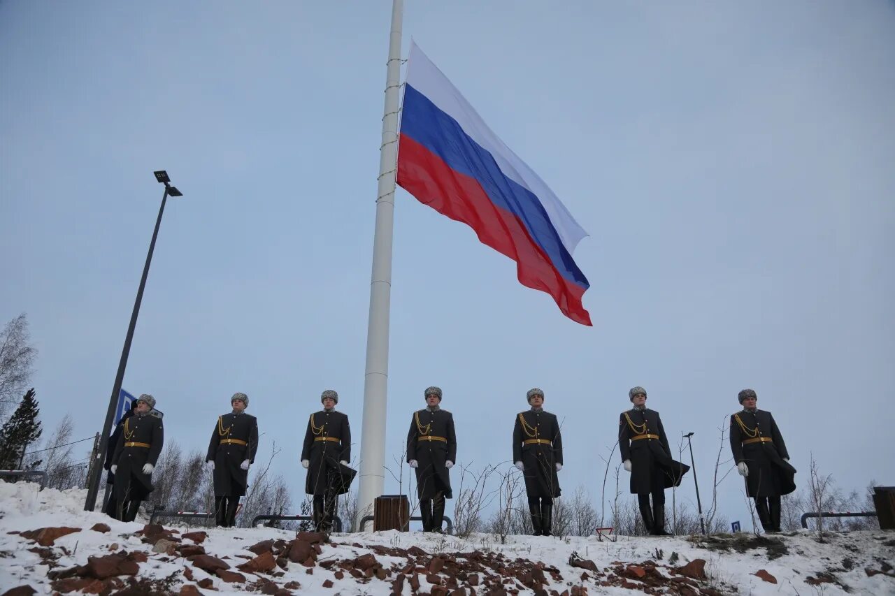 Флаг на Николаевской сопке Красноярск. Флаг России в Красноярске на Николаевской сопке. Флаг на Николаевской сопке. Флагшток России.