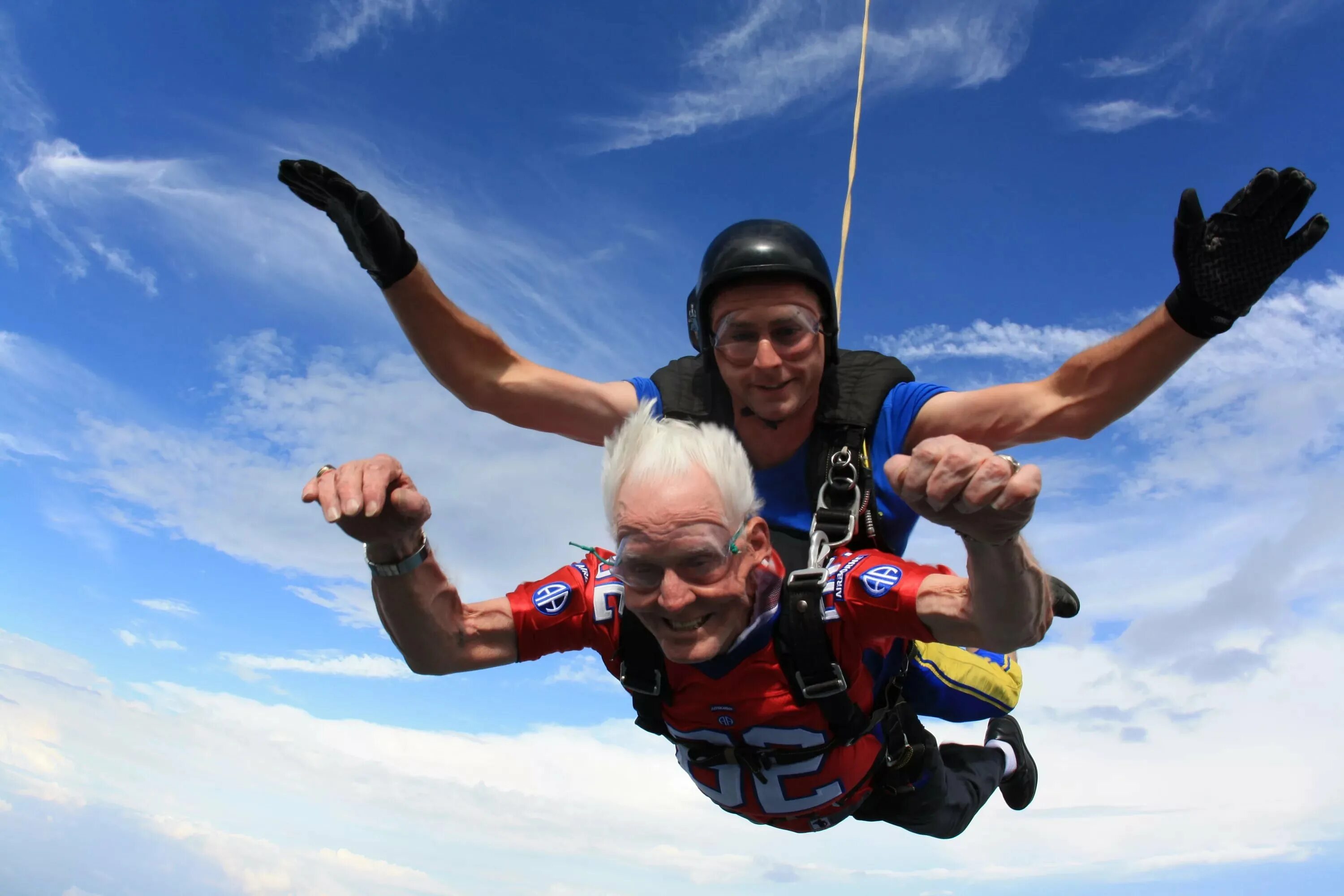 Человек и природа. Счастливый активный человек. Активные люди отзывы. Активный отдых. Спортивные пожилые люди.