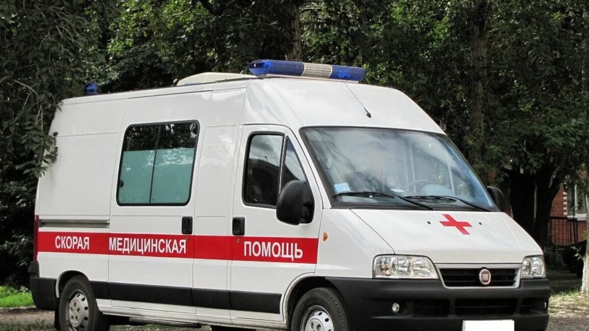 Машина скорой. Очередь из скорых в спб покровская больница. Машина скорой. Скорая медицинская помощь. Очередь скорой помощи в спб.