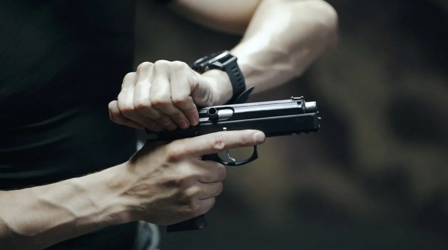 Черный выстрел. Рука с пистолетом. Мужчина с оружием в руках. Парень с пистолетом. Мужчина с револьвером в руках.