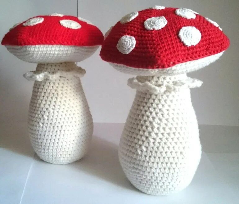 Мухомор амигуруми. Вязаные грибы мухоморчики. Вязаные грибы мухоморчики. Мухомор амигуруми. Вязаная игрушка мухомор.