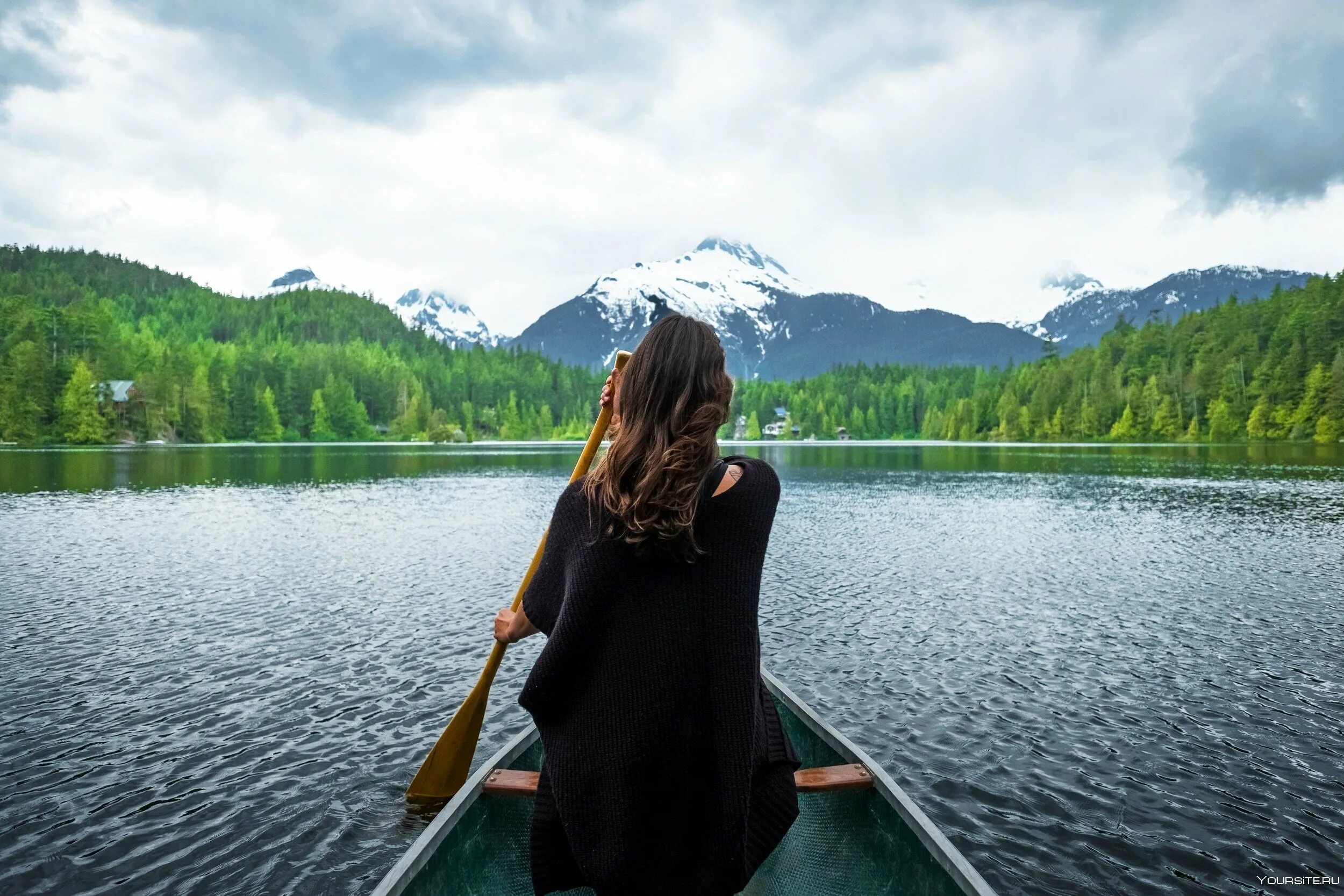 Lake girl. Девушка в лодке. Девушки на озере. Девушка на фоне озера. Люди на озере.