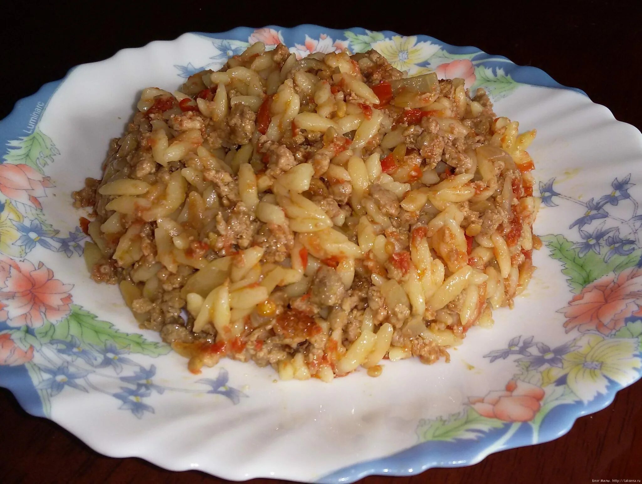 Паста орзо с грибами в сливочном соусе. Паста орзо с фаршем. Паста орзо с курицей. Орзо с говядиной. Паста орзо с фаршем.