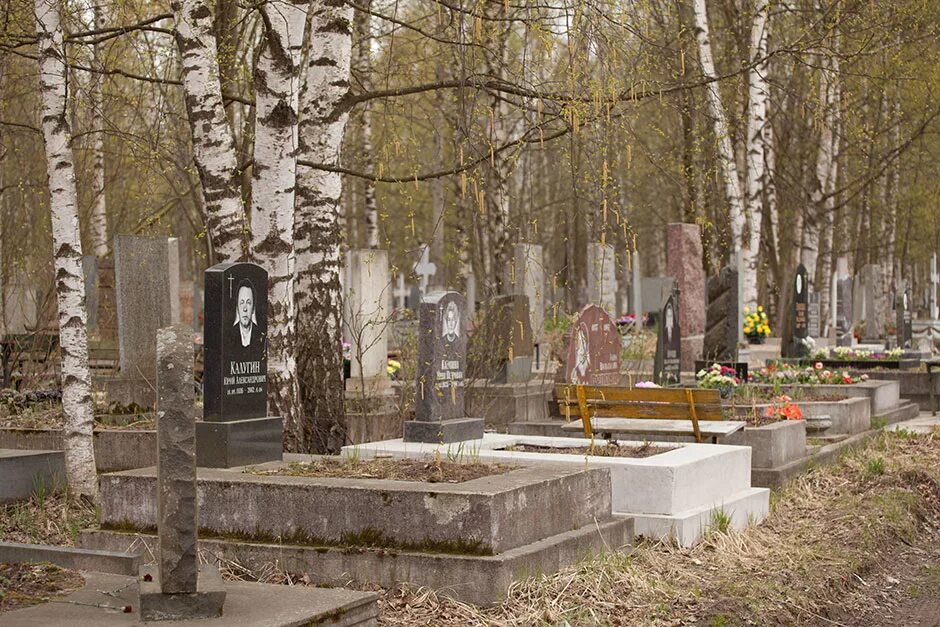 Похоронен на южном кладбище. Южное кладбище СПБ. Северное кладбище Санкт-Петербург памятники. Северное кладбище СПБ. Памятник на Южном кладбище СПБ.