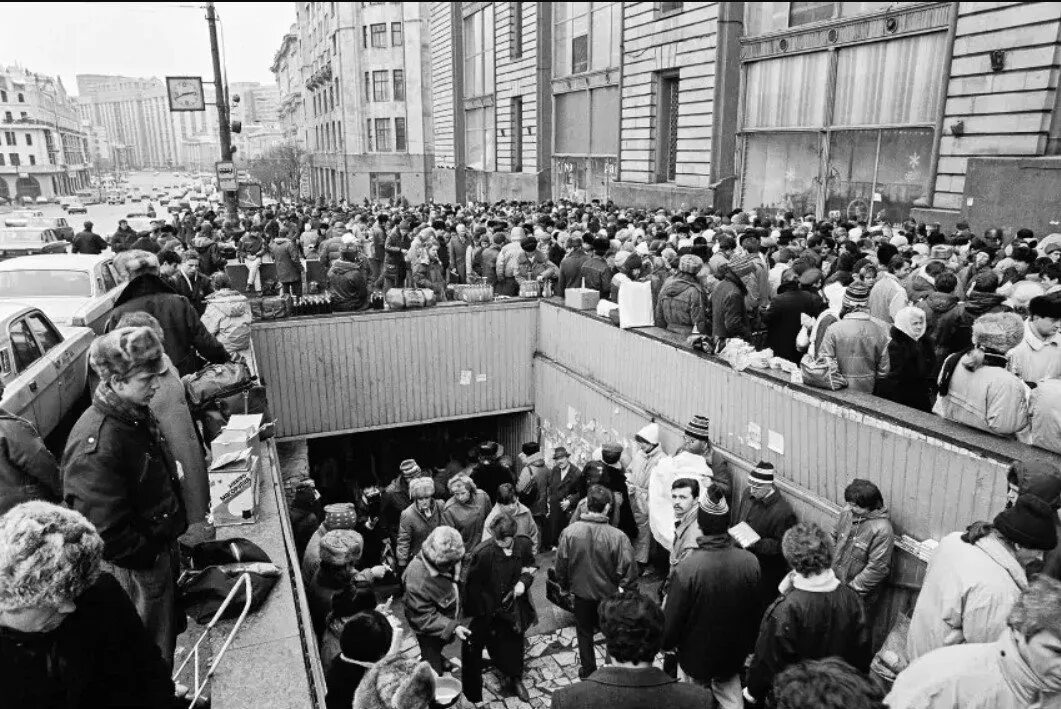 Москва 1992 год. 90 Е толкучка на Лубянке. Рынок в 90е годы на площади революции в Осинниках. Москва в 1990-е. 12 сентября 1990 года