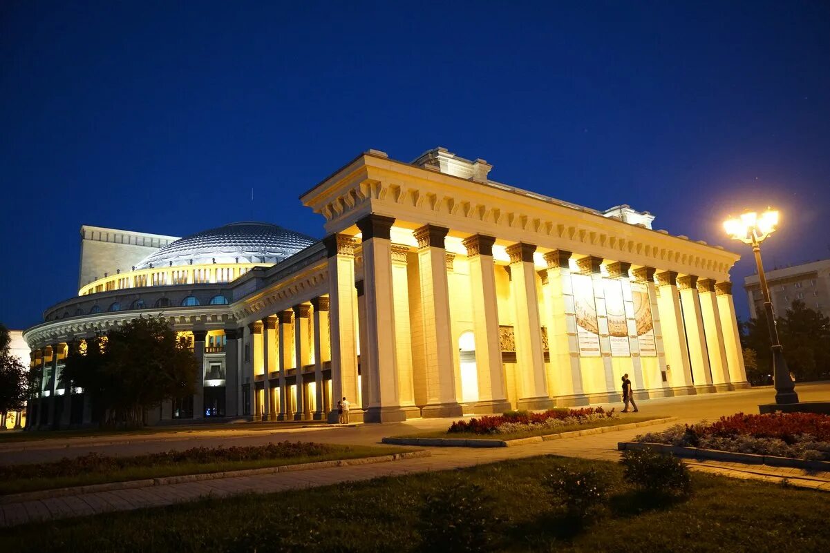 Оперный Новосибирск. Оперный театр Новосибирск вечером. Театр оперы и балета Новосибирск снаружи. Большой театр Новосибирск.