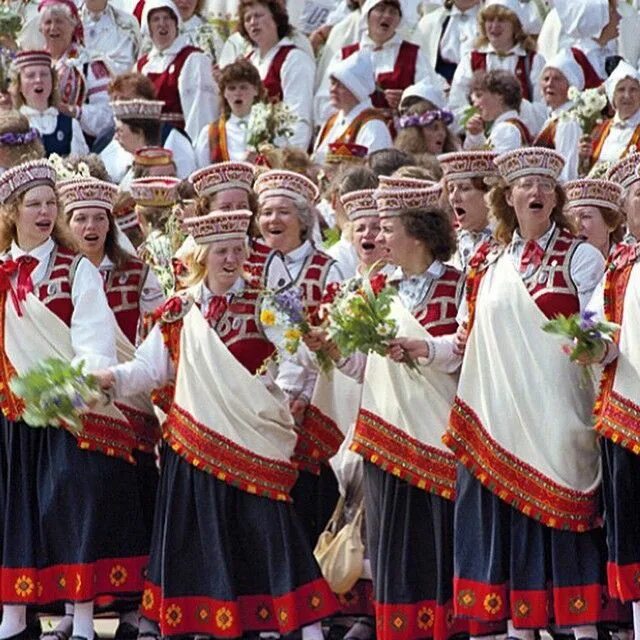 Латышские народные песни. Латвия народ. национальный танец латвии. латыши народ. латышские народные танцы.