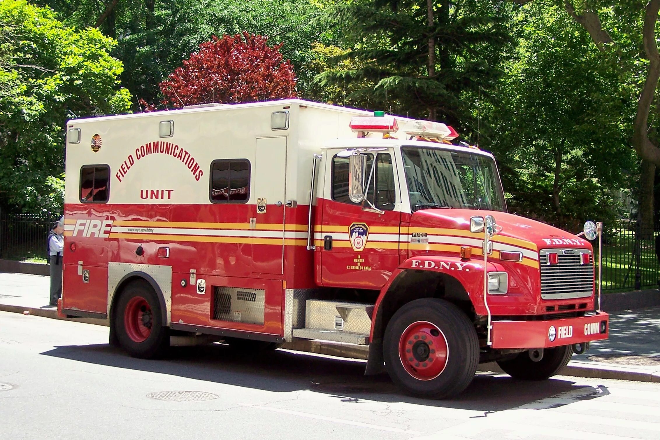 Fire unit. Пожарная машина FDNY. FDNY Ladder Rescue Squad engine. FDNY Fire Trucks 1980s. American LAFRANCE FDNY.