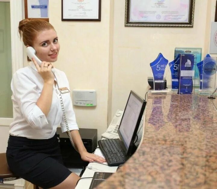 014. Комната охраны с мониторами. Телефон секретаря. Часы работы сбербанка в москве. Арм оператора стц.