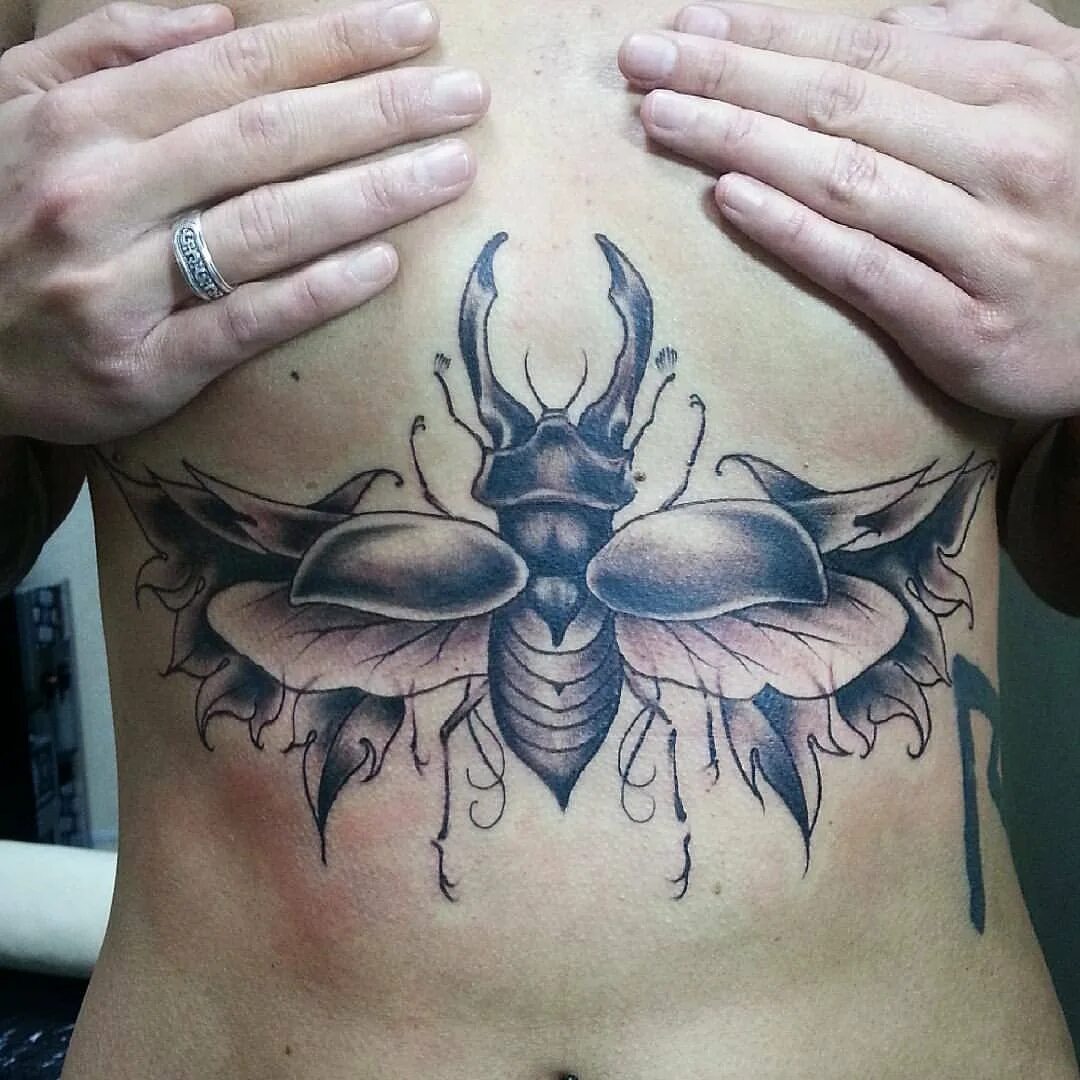 Жук скарабей тату. Жук рогач тату. Татуировка жук. Тату жук скарабей для девушки. Тату скарабей на руке.