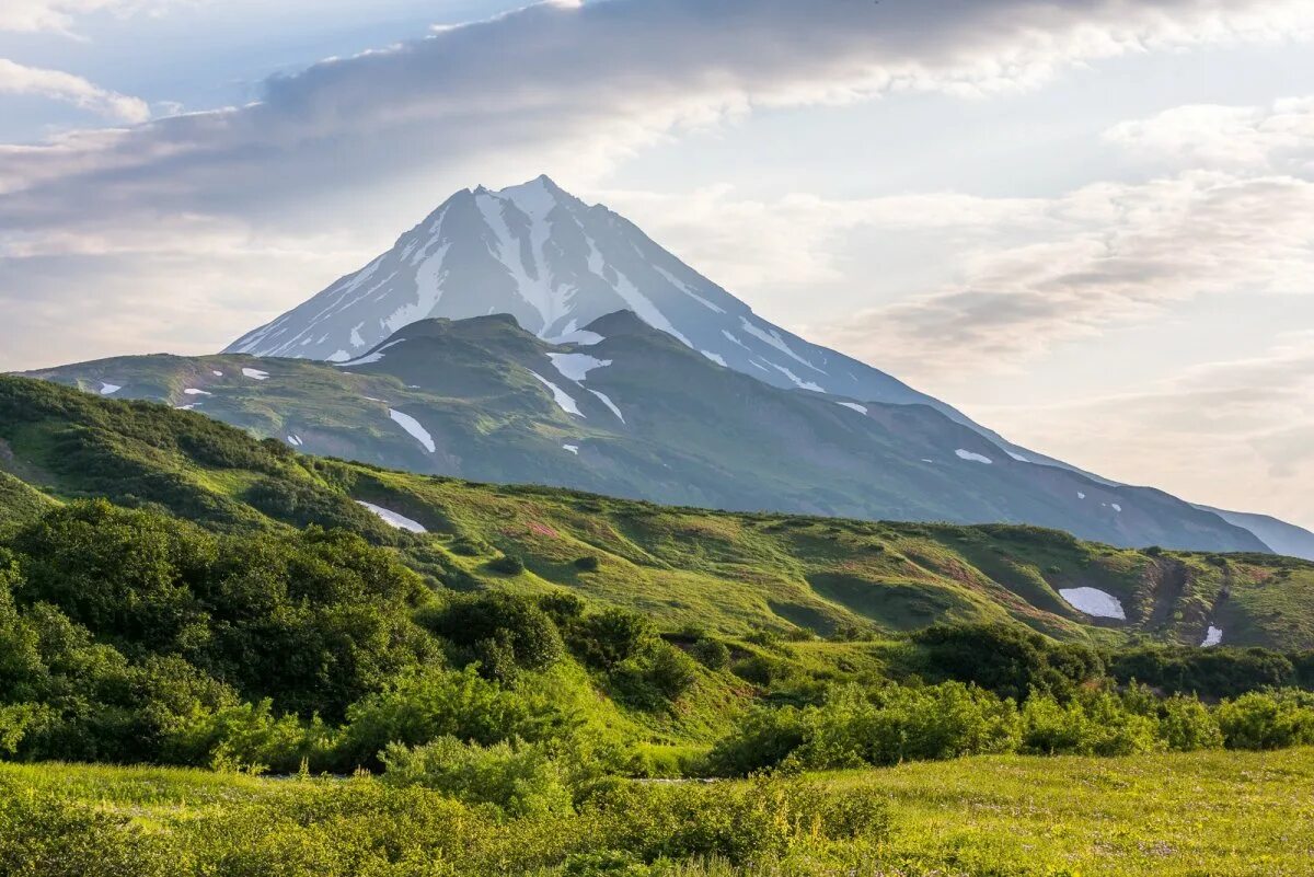 Вулканы камчатки ичинская сопка. Природный парк ключевской камчатка. Вилючинская сопка камчатка паратунки. Река вилюча камчатка. Вулкан паратунка.