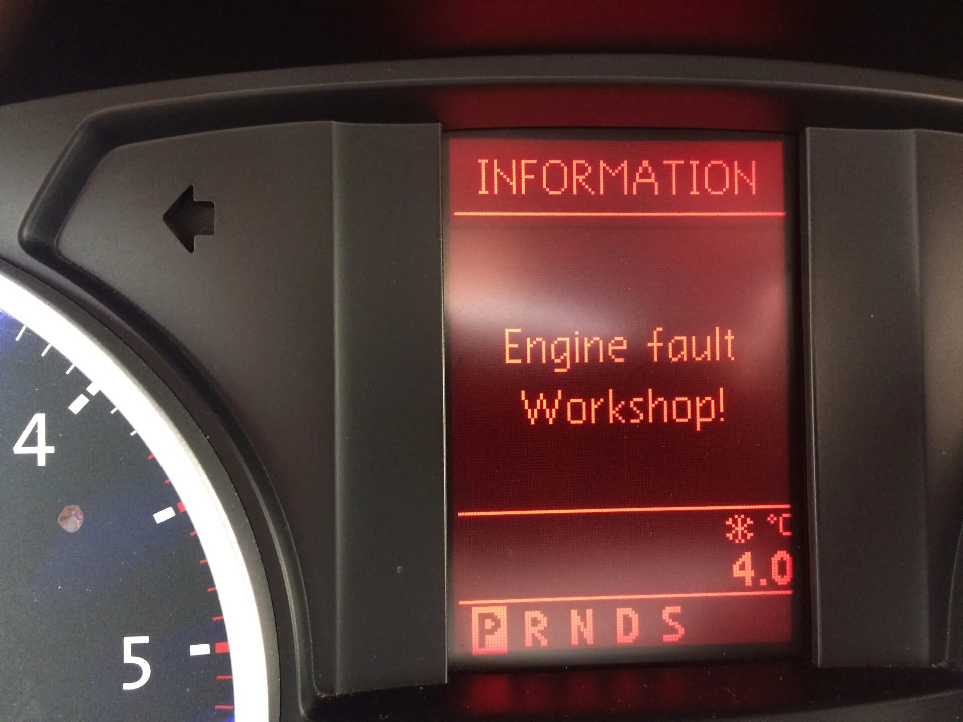 Engine fault на русском. Бортовой компьютер туарег 2010. engine fault workshop фольксваген тигуан. туарег engine fault. надпись туарег на дисплее.
