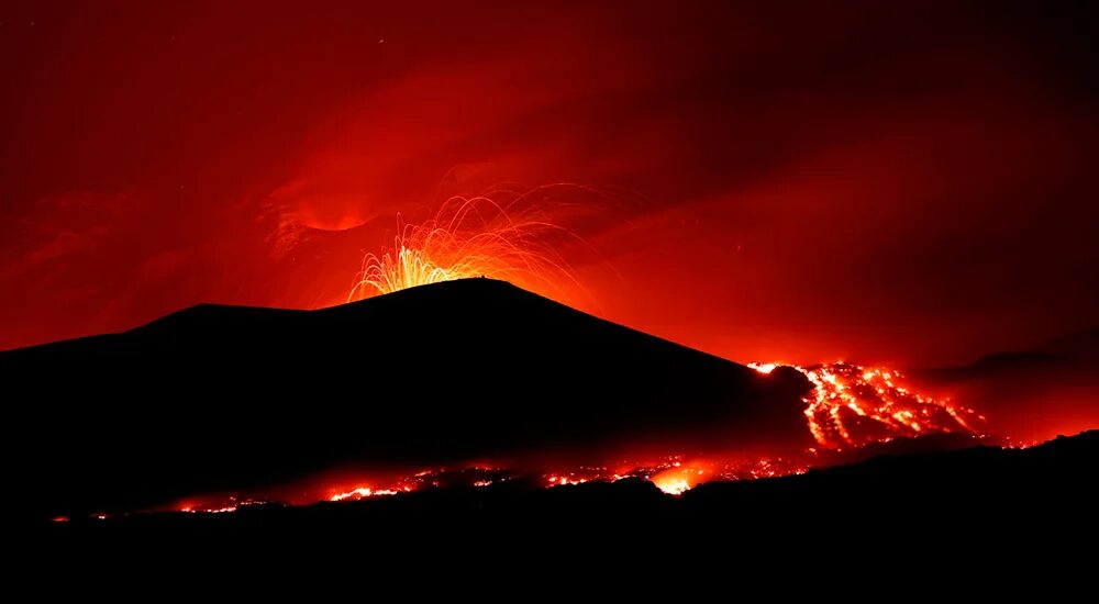 Где находится действующий вулкан этна. Извержение вулкана Везувий. Извергающийся вулкан Везувий. Вулкан Этна. Вулкан Везувий и Этна.