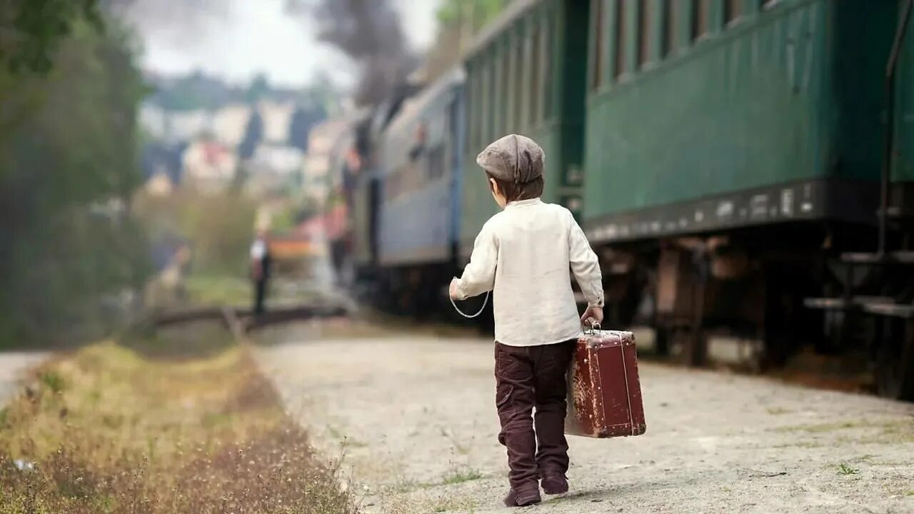 Студент уезжает из дома. Чемодан для детей. Перрон это для детей. Родители провожают детей в школу. Ребенок уезжает учиться в другой.