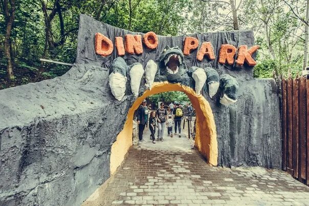 In Central Park opened a dinosaur Park Visitors can explore about 40 moving dino