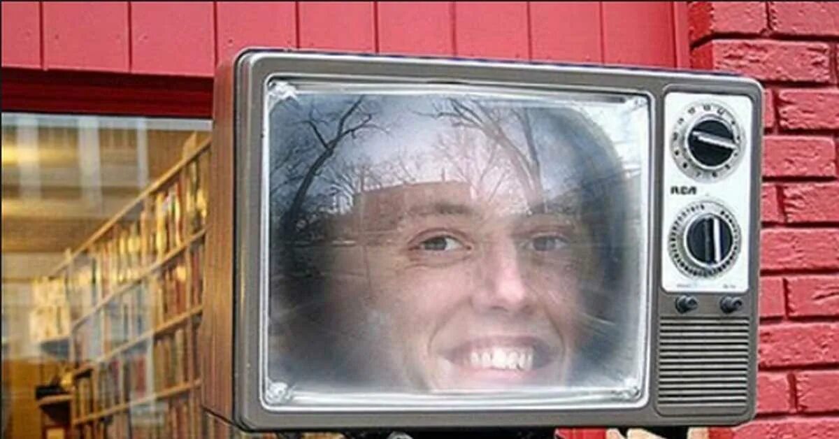 Старый телевизор 20 каналов. Телевизор прикол. Телевизор Мем. Телевизор с человеком внутри. Картинка телеэкран.