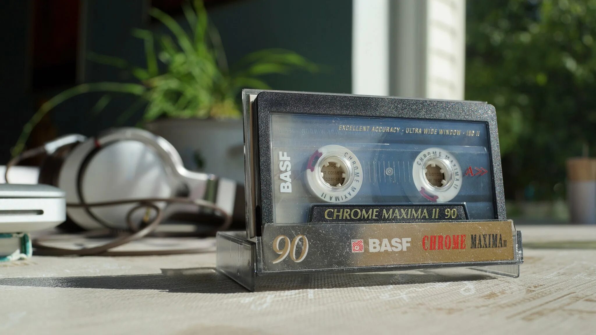 Компакт кассета магнитофонная. Кассеты евродэнс 90. Cassette песни. Альбом на кассете. Кассета для магнитофона.