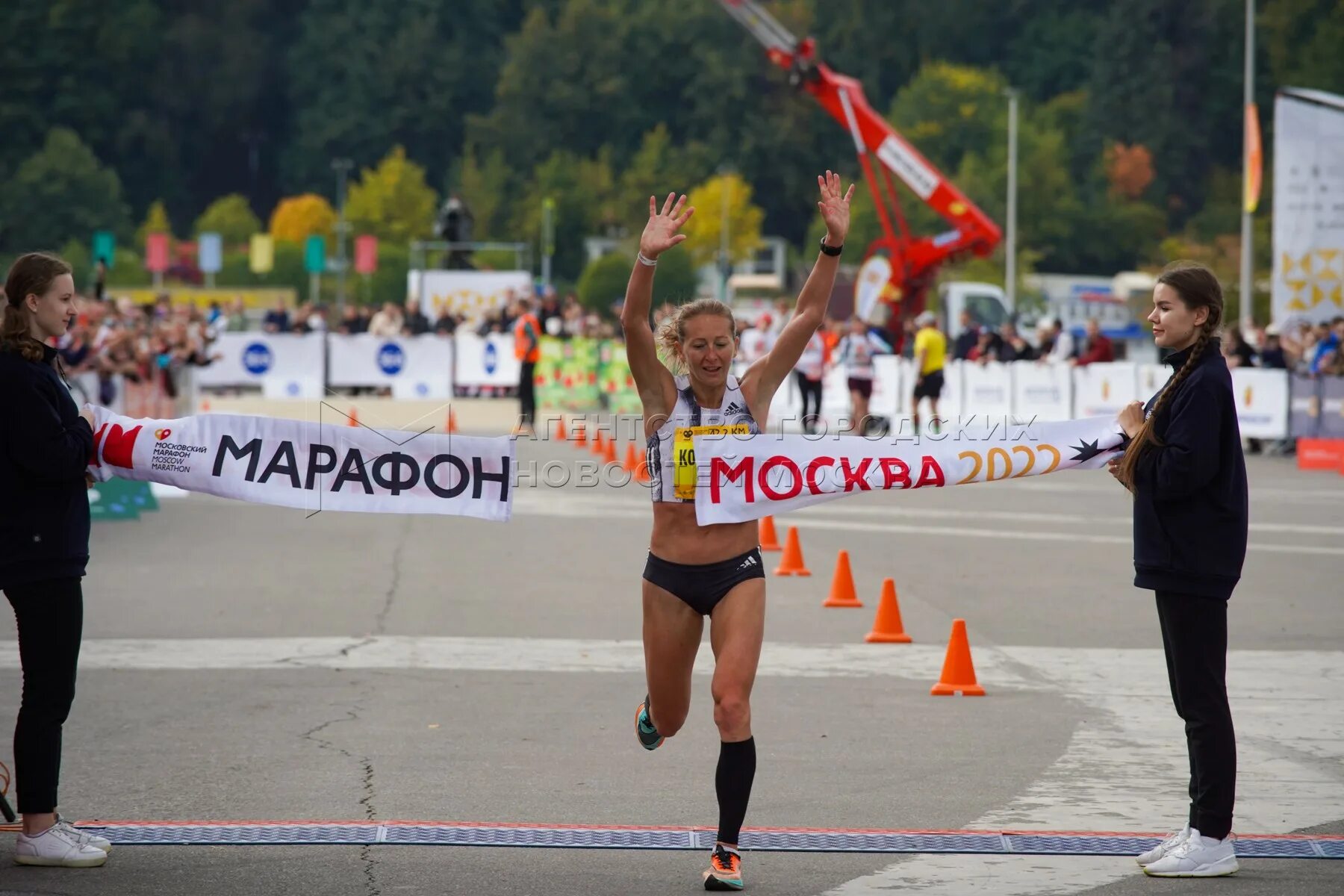 Кто выиграл марафон. Московский полумарафон 2022 медаль. Марафонец мужчина. Московский марафон 2022. Чечун финиш московский марафон.