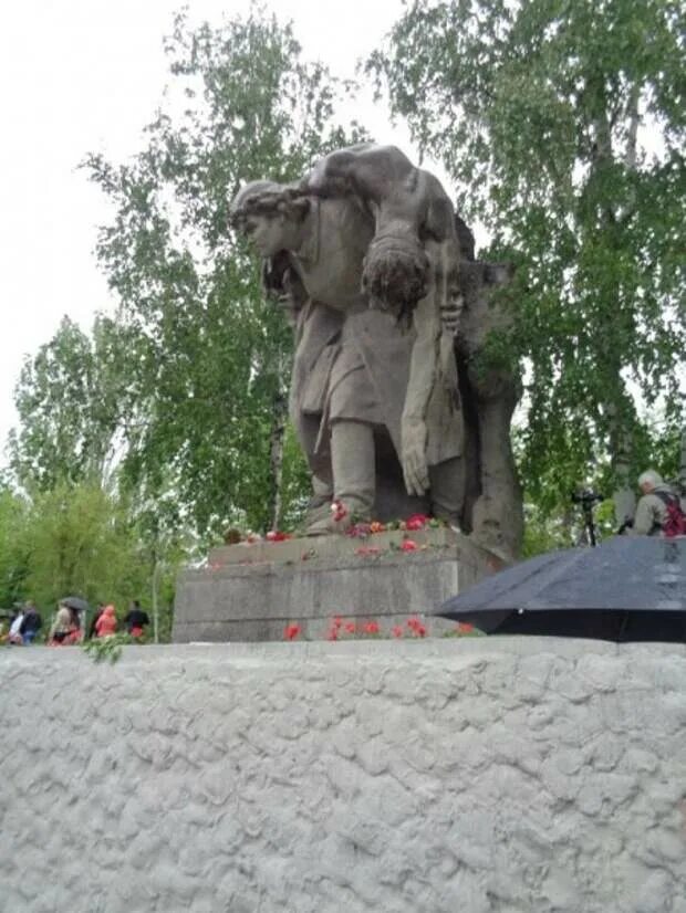 Сестра ты помнишь как из боя текст. Сестра ты помнишь как из боя. памятник медсестре на мамаевом кургане. сестра ты помнишь. сестра ты помнишь как из боя меня ты вынесла в санбат.