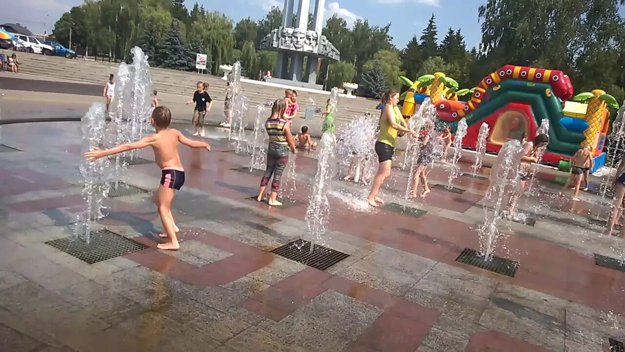 Погулять в курске. Мурыновка Курск. Мурыновка Курск фонтаны. Курск фонтан полет. Фонтан на полете Курск.