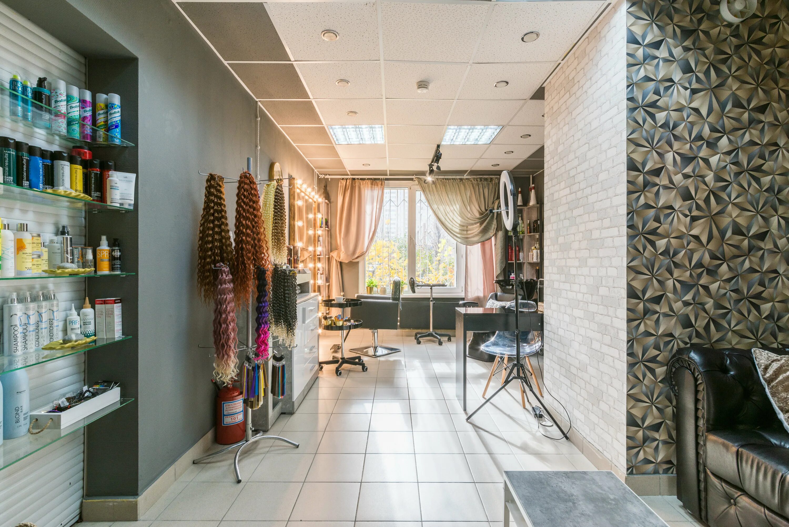 Наращивание волос в салоне. Салон naturel studio. Интерьер студии по наращиванию волос. Студии волос москва. Салон на курской.