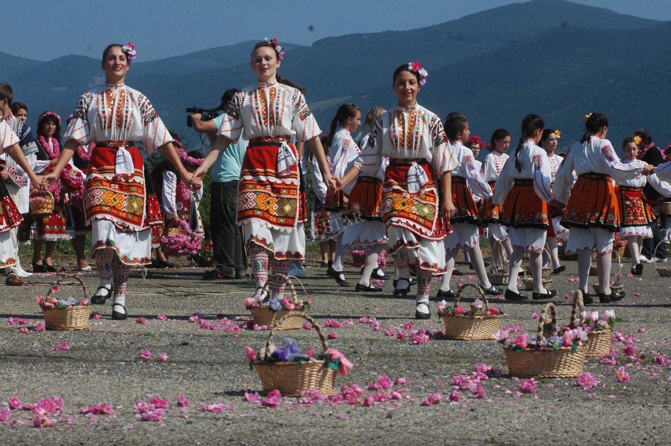 Праздники в болгарии в марте. Казанлык Болгария. Фестивале роз Казанлык. Фестиваль роз в Болгарии. Болгары Ладуване.