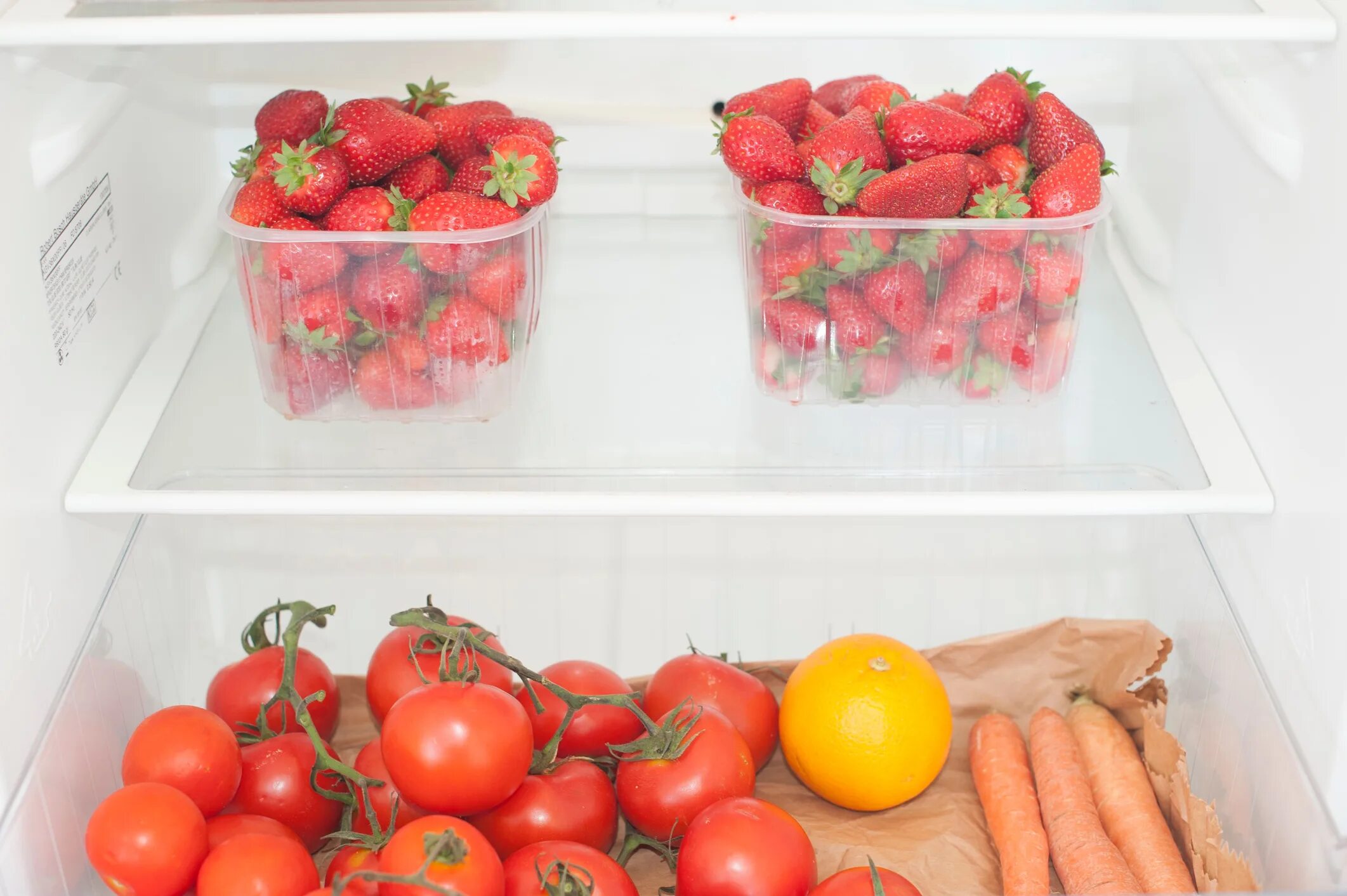 Клубника в холодильнике. Холодильник для ягод. Хранение клубники в холодильнике. Клубника в холодильном хранилище.