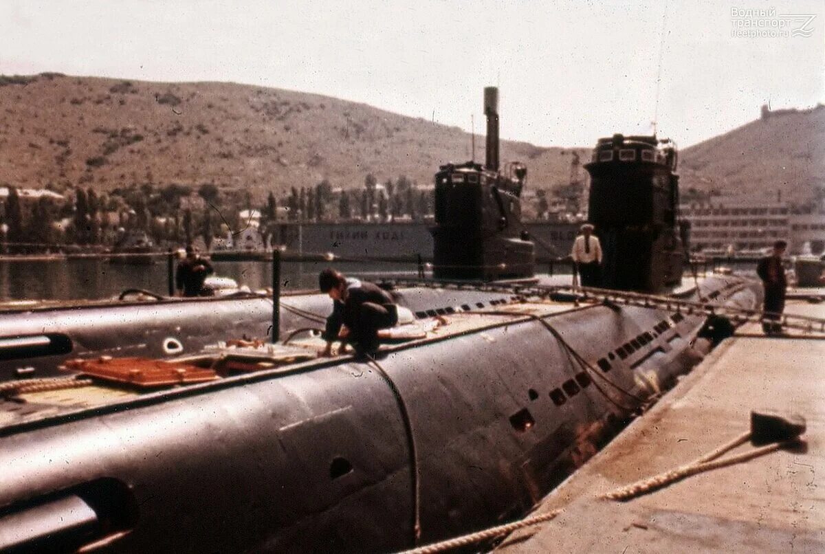 Черноморский подводный флот. Пл проект 613 в Балаклаве. Балаклава база подводных лодок СССР. Подводная лодка пр 613. Дизельная подводная лодка проекта 613.