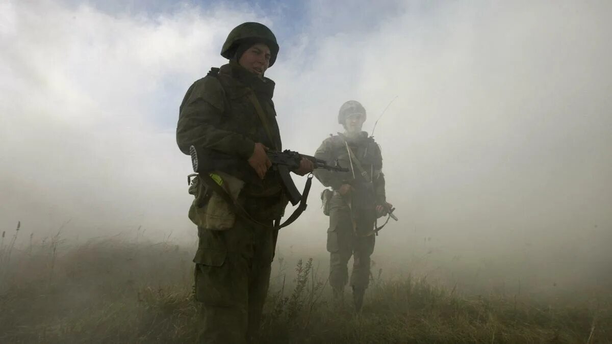 Картинка воин сво. Солдат в тумане. Русский солдат. Русский солдат в тумане. Солдат со спины.