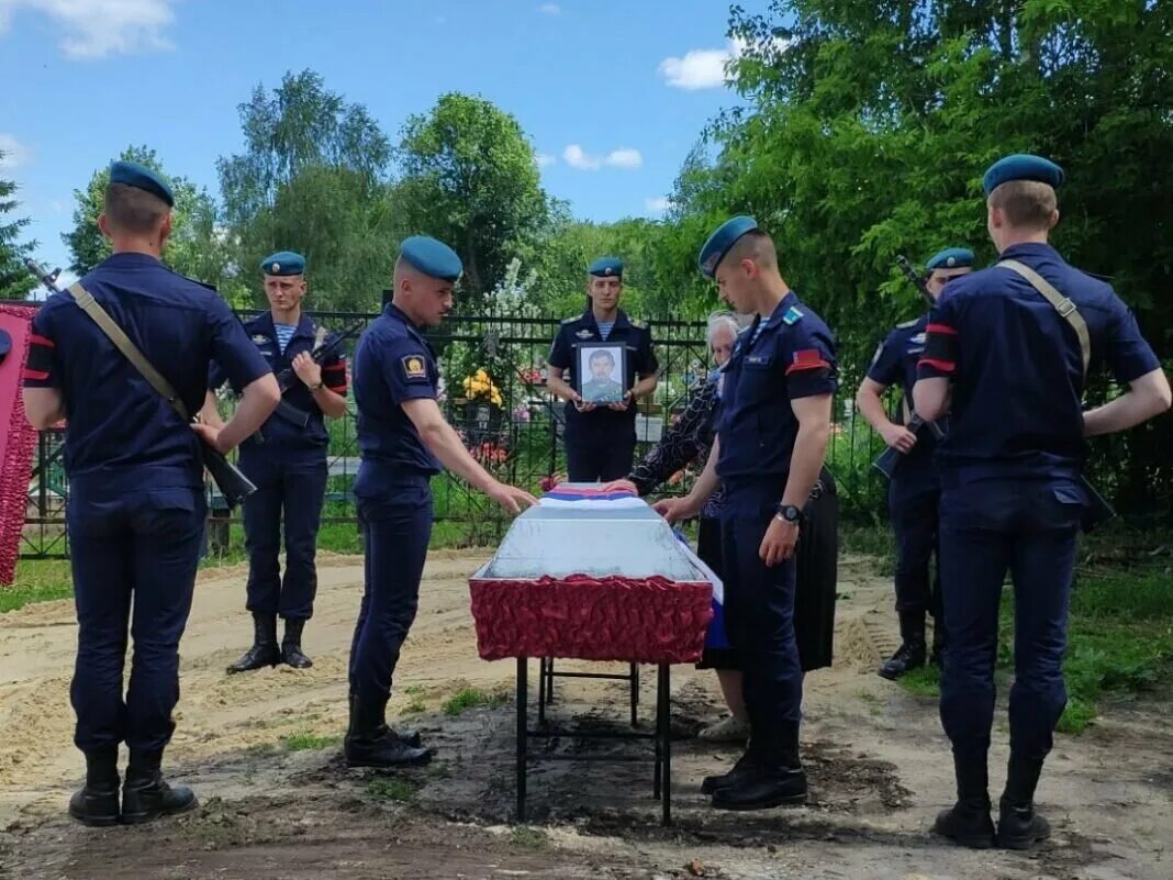 Прощание с погибшим в Рязани. Село Петрово Ряжского района. Село Петрово Ряжского района Рязанской области. Похороны в Рязанской области.