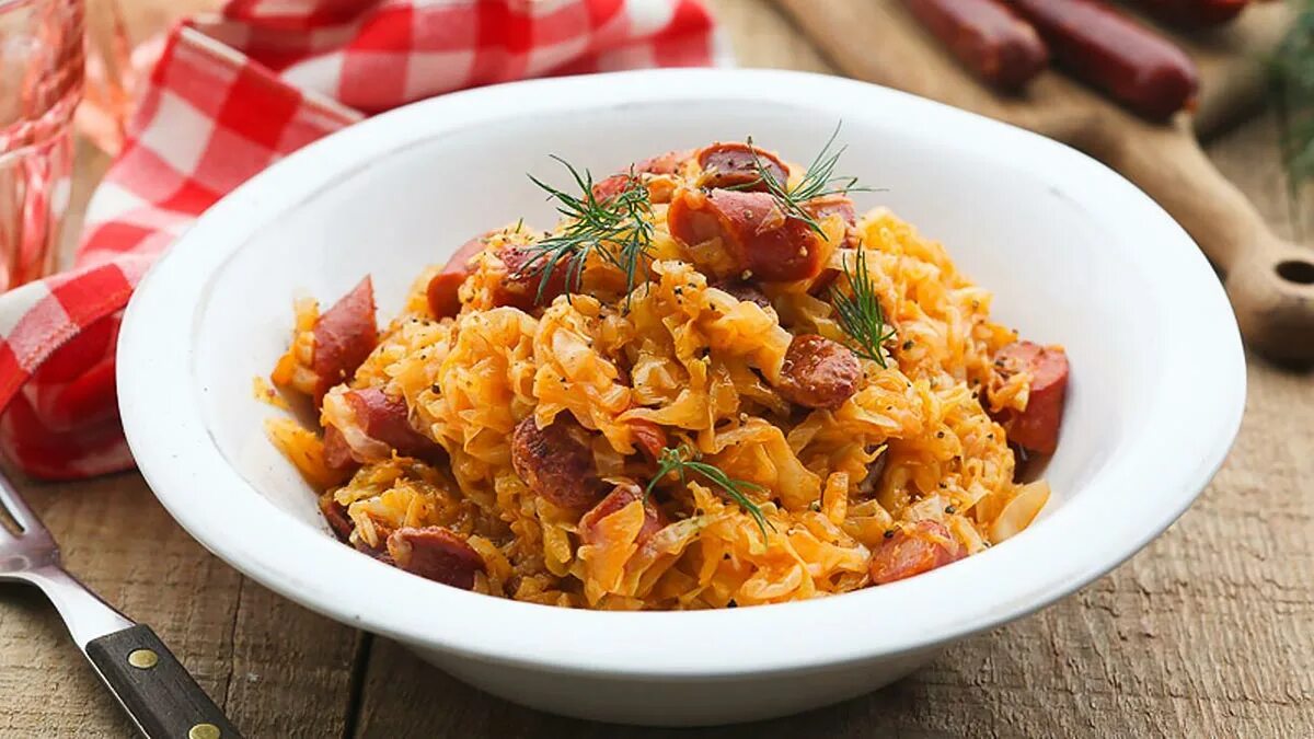 Солянка с колбасой и капустой на сковороде. Бигус это солянка. солянка тушеная капуста. бигус с охотничьими колбасками. бигус с колбасками.