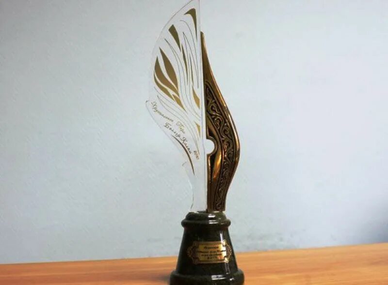 Хрустальное перо. Хрустальное перо 2023. Хрустальное перо статуэтка. Хрустальное перо 2024. Бэллур калэм хрустальное перо.