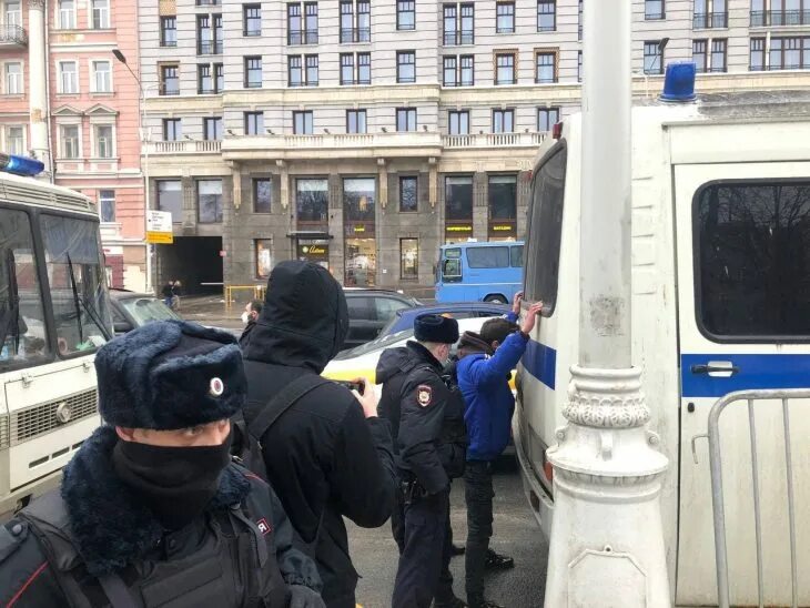 Полиция на Пушкинской площади. Задержания пикетов в Москве. Задержания на Пушкинской площади 23. Митинги на Тверской Москва. Миру мир арест