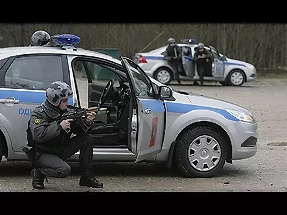 В погоне за преступниками. Погоня полицейских за преступниками. Полиция гонится за преступниками. Расстрелянная Полицейская машина. Полицейская погоня Россия.