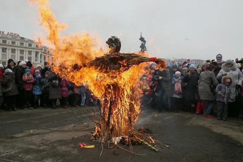 сжигают чучело. сожжение масленицы. горящая масленица. костер ведьмы в лесу.