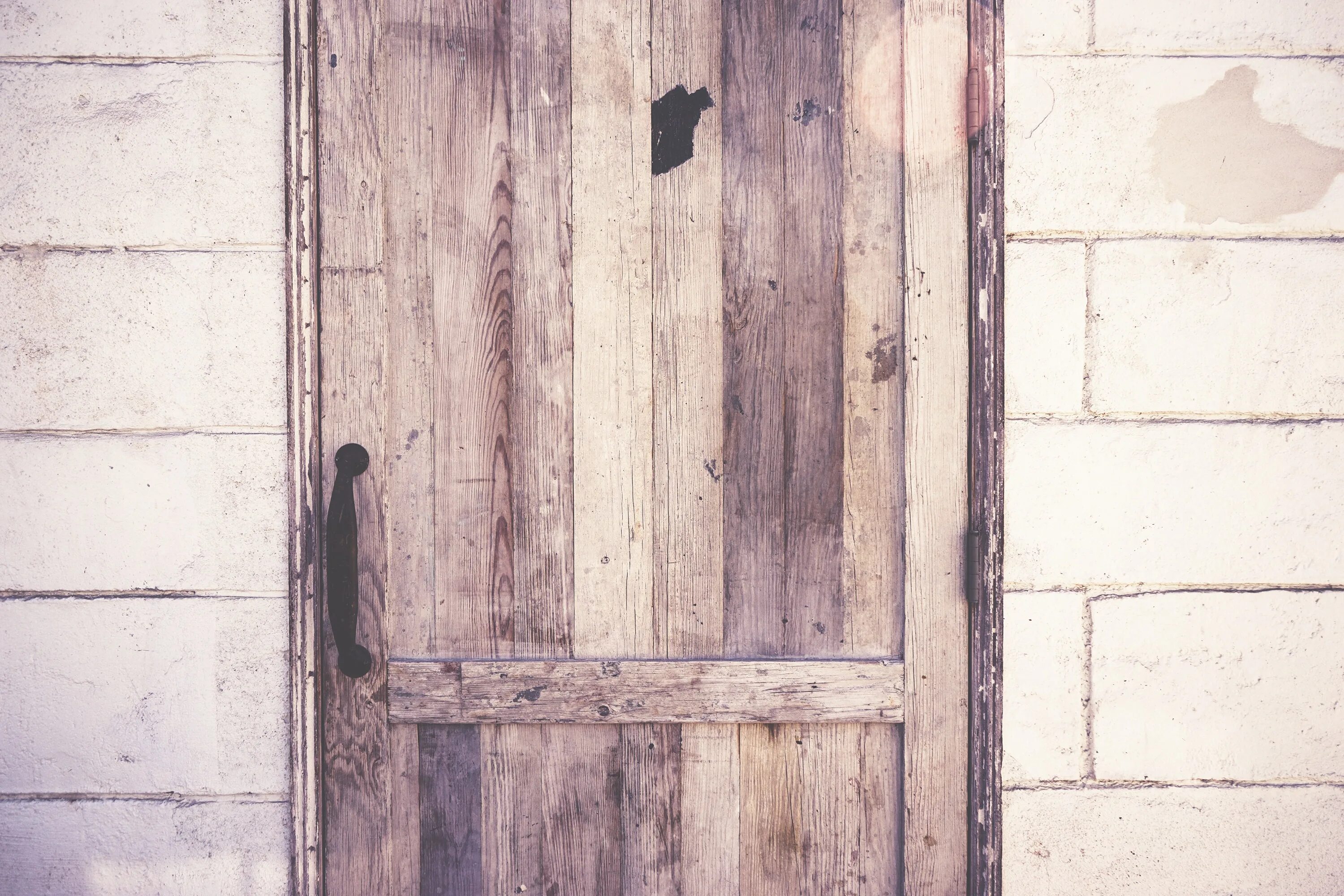 Сток дверей. Двери в стиле гранж. Деревянная стена с дверью. Текстура двери. Текстура деревянной двери.