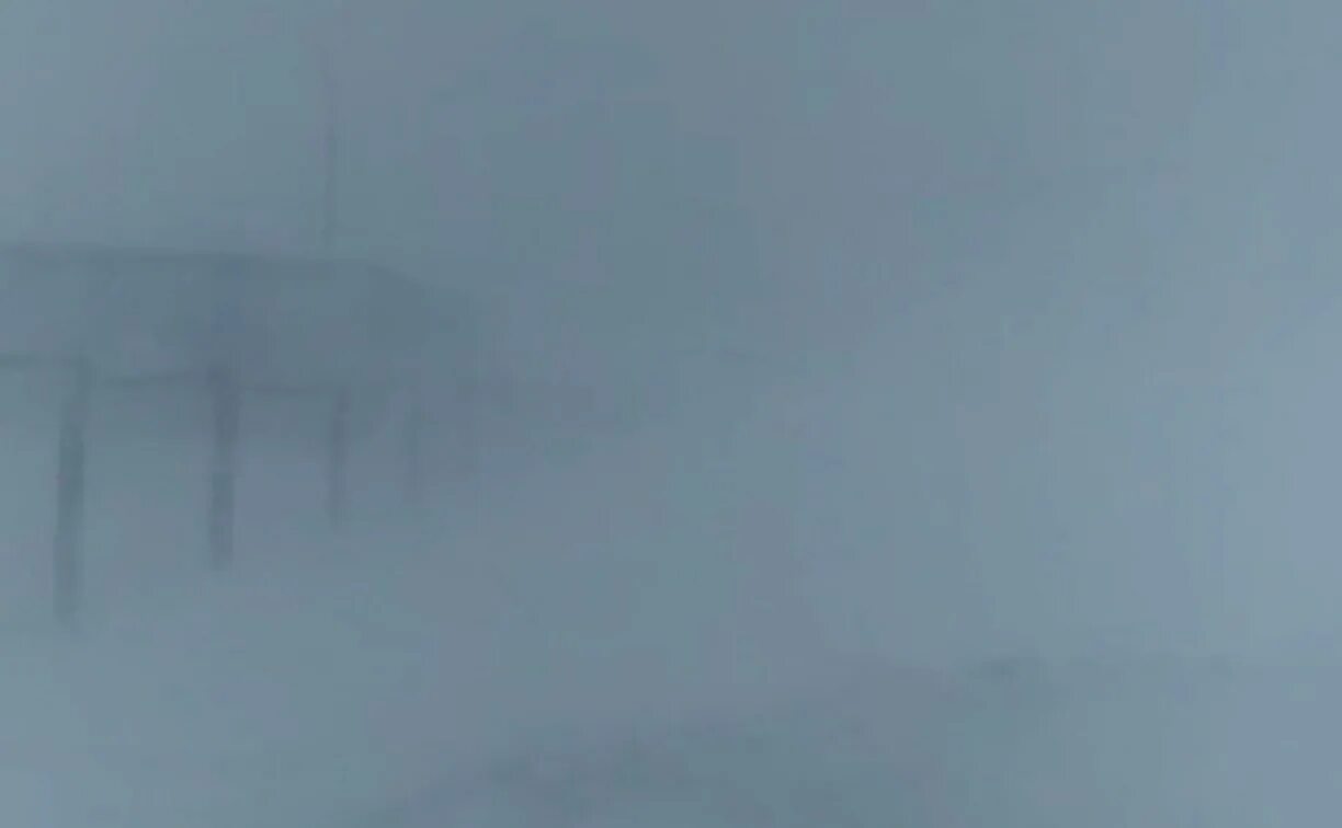 Mist weather. Пелена снега. Снежный туман. Туман мчс. За снежным туманом не видно.