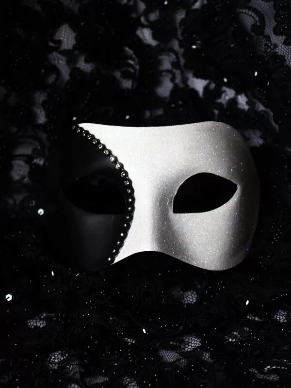Игра белая маска. Черно-белая маска. Красивые маски. Черная и белая маска. Маска Эстетика.