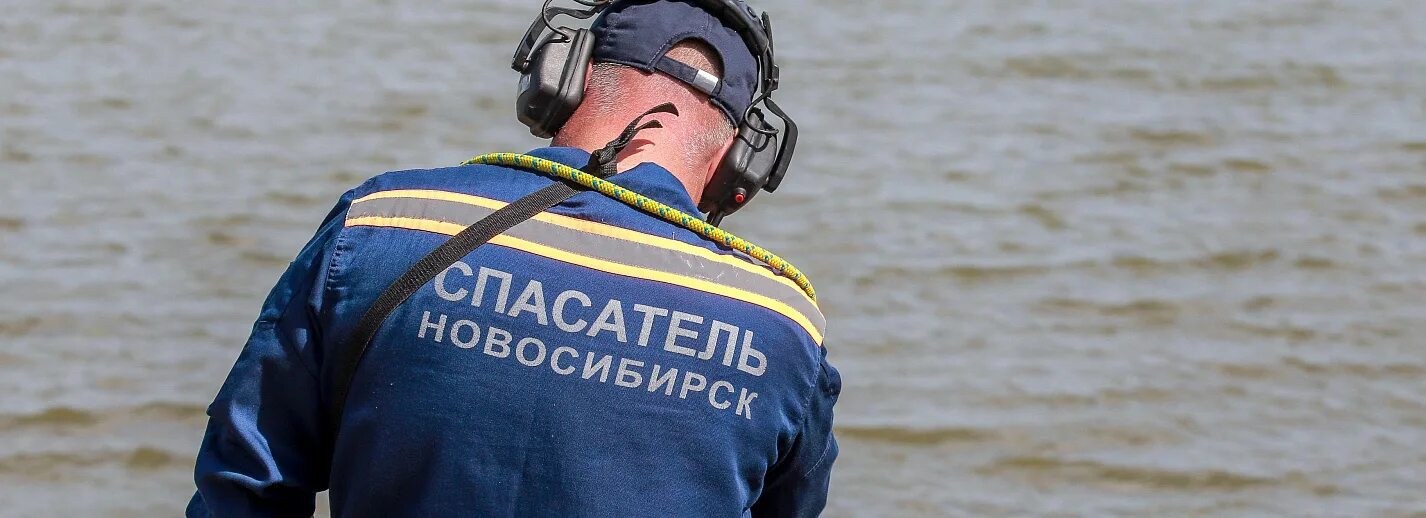 Спас тонущую девочку. Спасатель спасает девушку. фотосессия на надувном матрасе в воде.