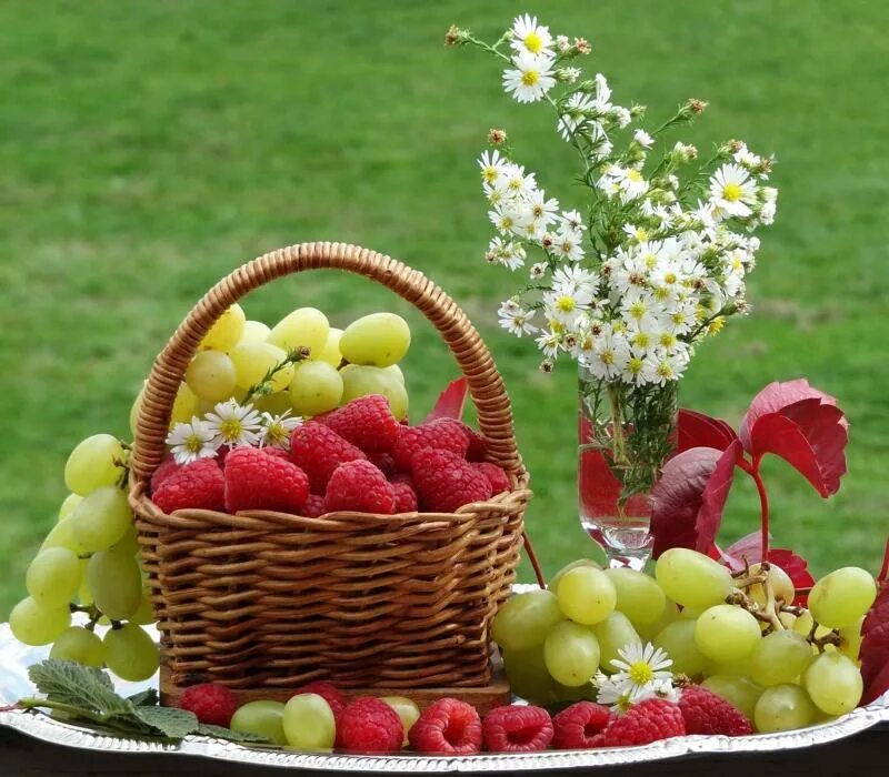 Хорошего дня фрукты. Корзина с фруктами. Цветы и фрукты. Корзина с ягодами и фруктами. Корзинки с летними фруктами.