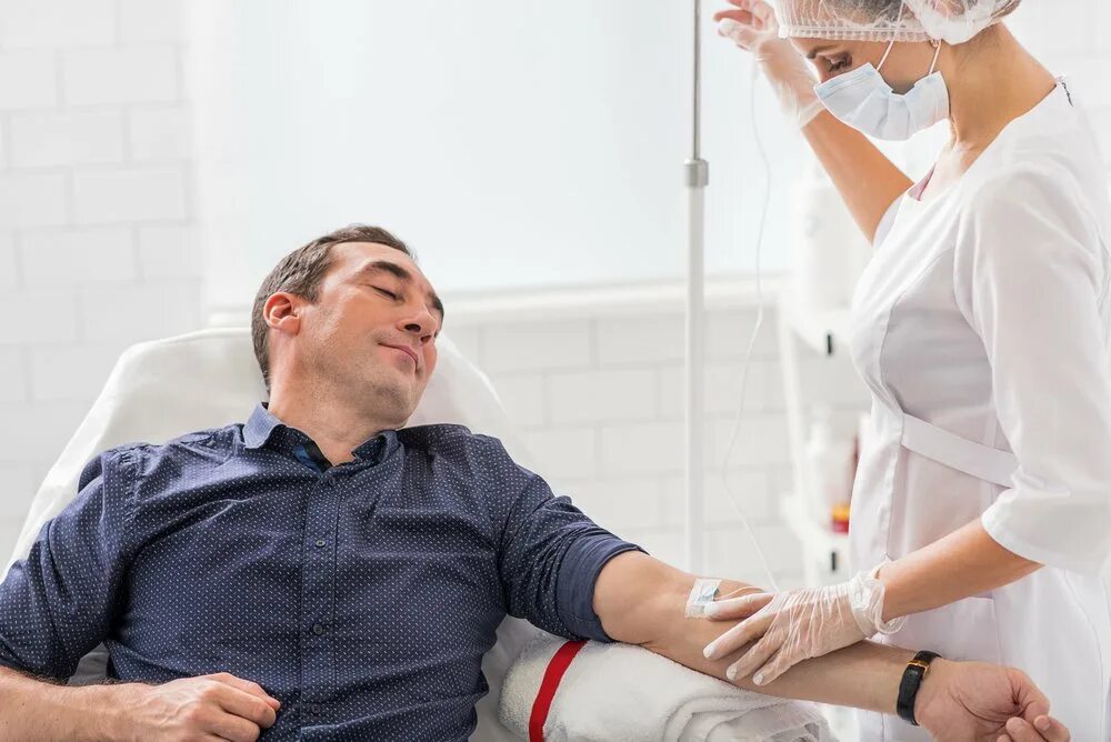 Выведение из запоя капельница. Вывод из запоя. Вывод из запоя капельница. Последствия трехнедельного запоя. Детокс алкоголикам.