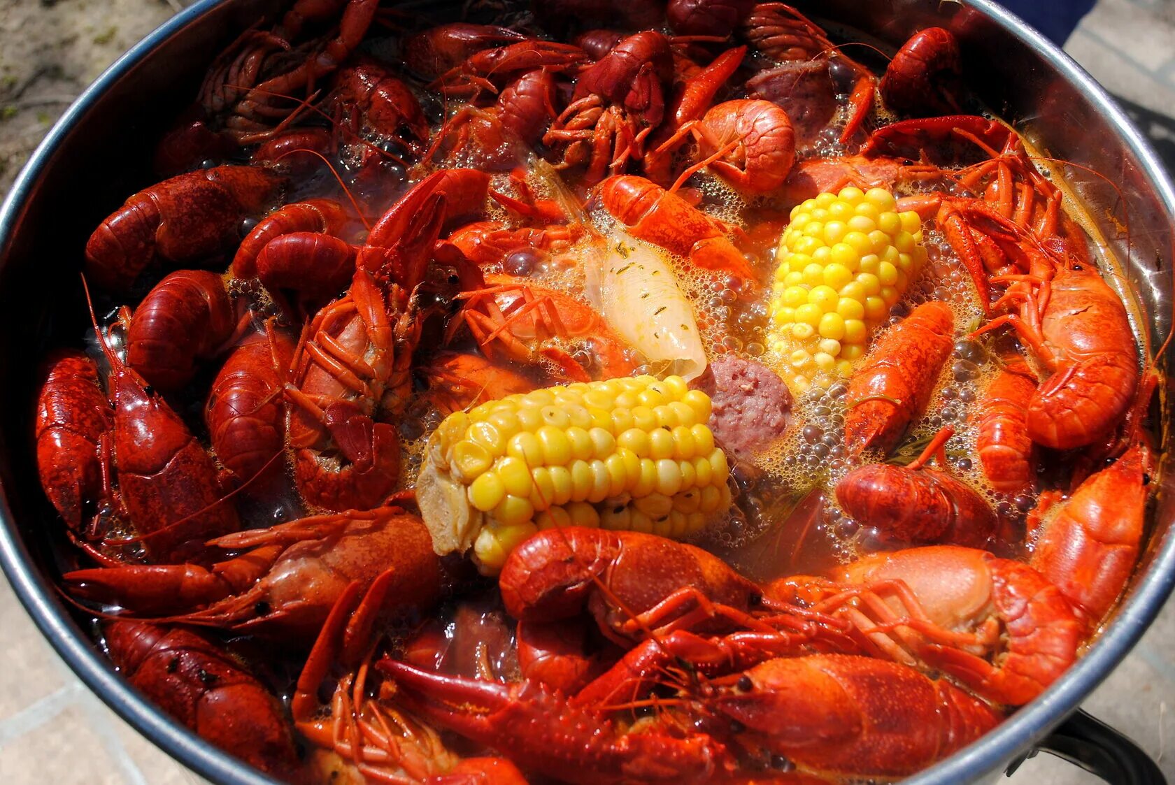 Crawfish boil. Морепродукты на костре. Свежие морепродукты. Кукуруза с морепродуктами. Варить раков рецепт