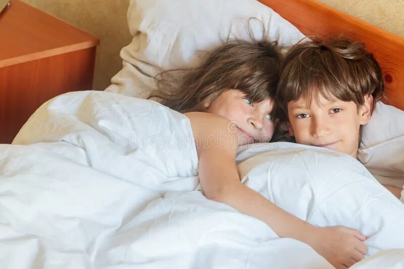 Мелкие девчушки в кровати. Девочка и мальчик 12 лет в кровати. Мальчик в постели. Девочка спит с мальчиком. Кровать для мальчика.