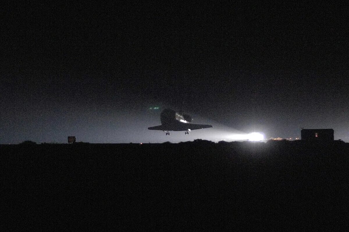 Night discover. STS 114 landing. 9 На посадке. Посадка челнока Колумбия ночью фото.