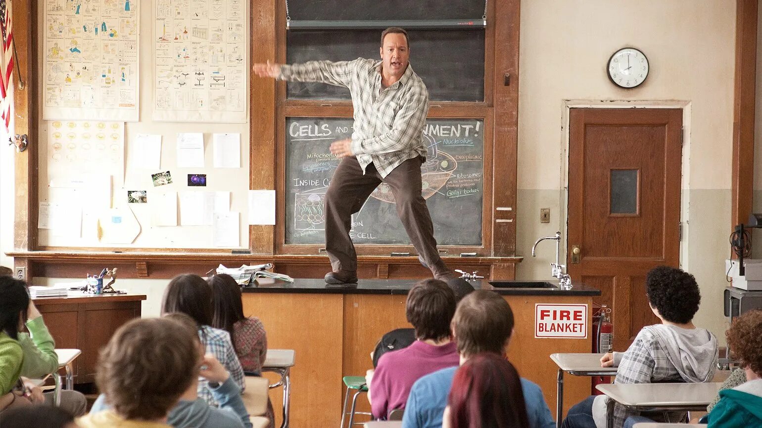 День учителя карикатура. Кадры из фильмов с учителями и учениками. Смешные ситуации в школе. Учитель карикатура. Забавные учителя.