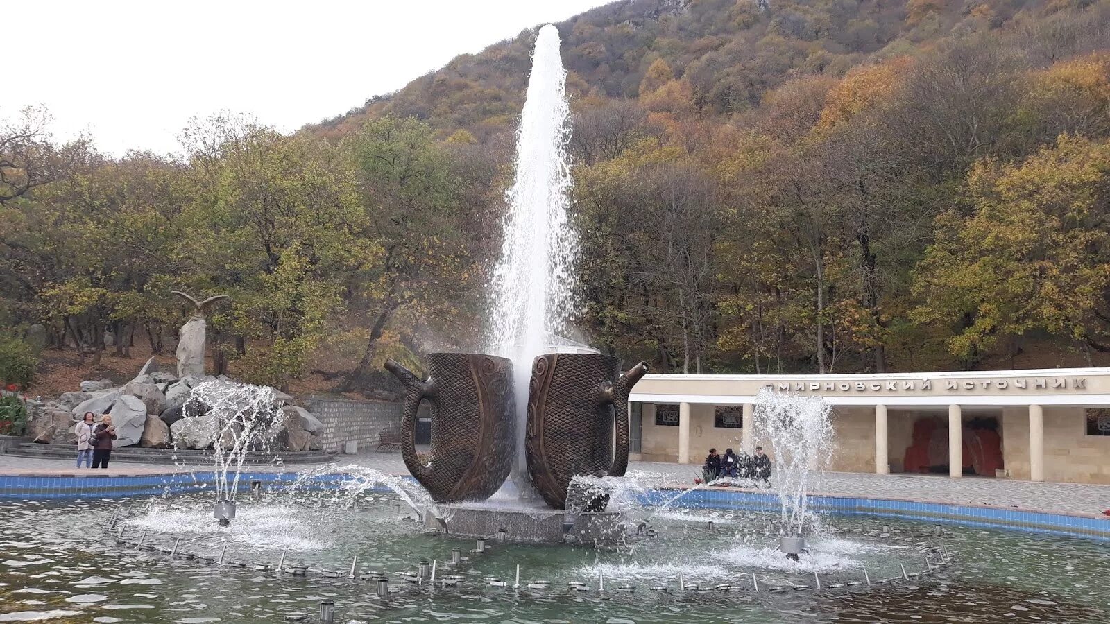 Какая вода в железноводске. Смирновский бювет Железноводск. Смирновский источник Железноводск. Фонтан у Смирновского источника Железноводск. Достопримечательности Железноводска Смирновский источник фонтан.