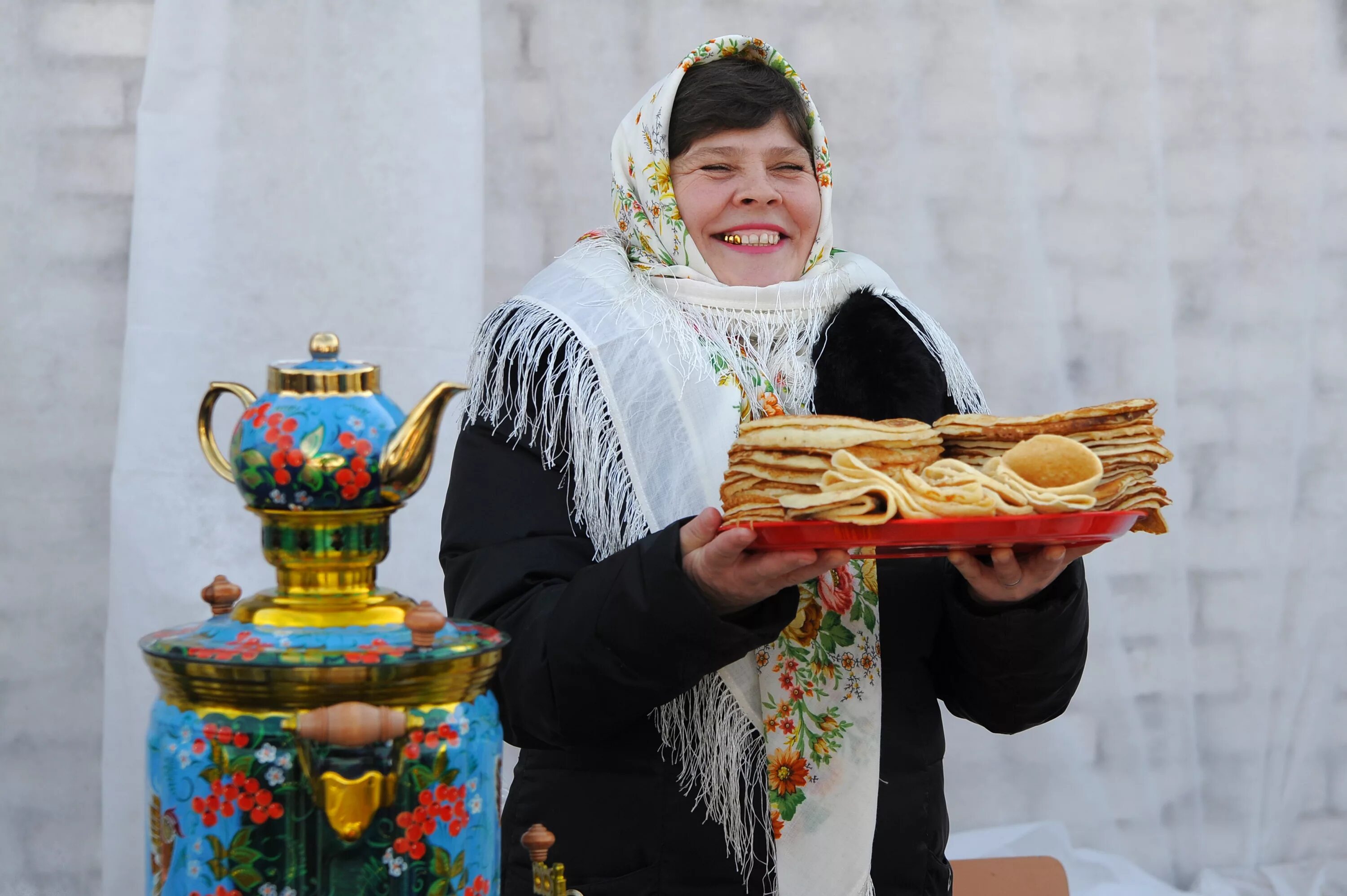 Аккуратнее с блинами. Угощения на Масленицу. Масленица. Блины. Угощают блинами на Масленицу. Стол на Масленицу.