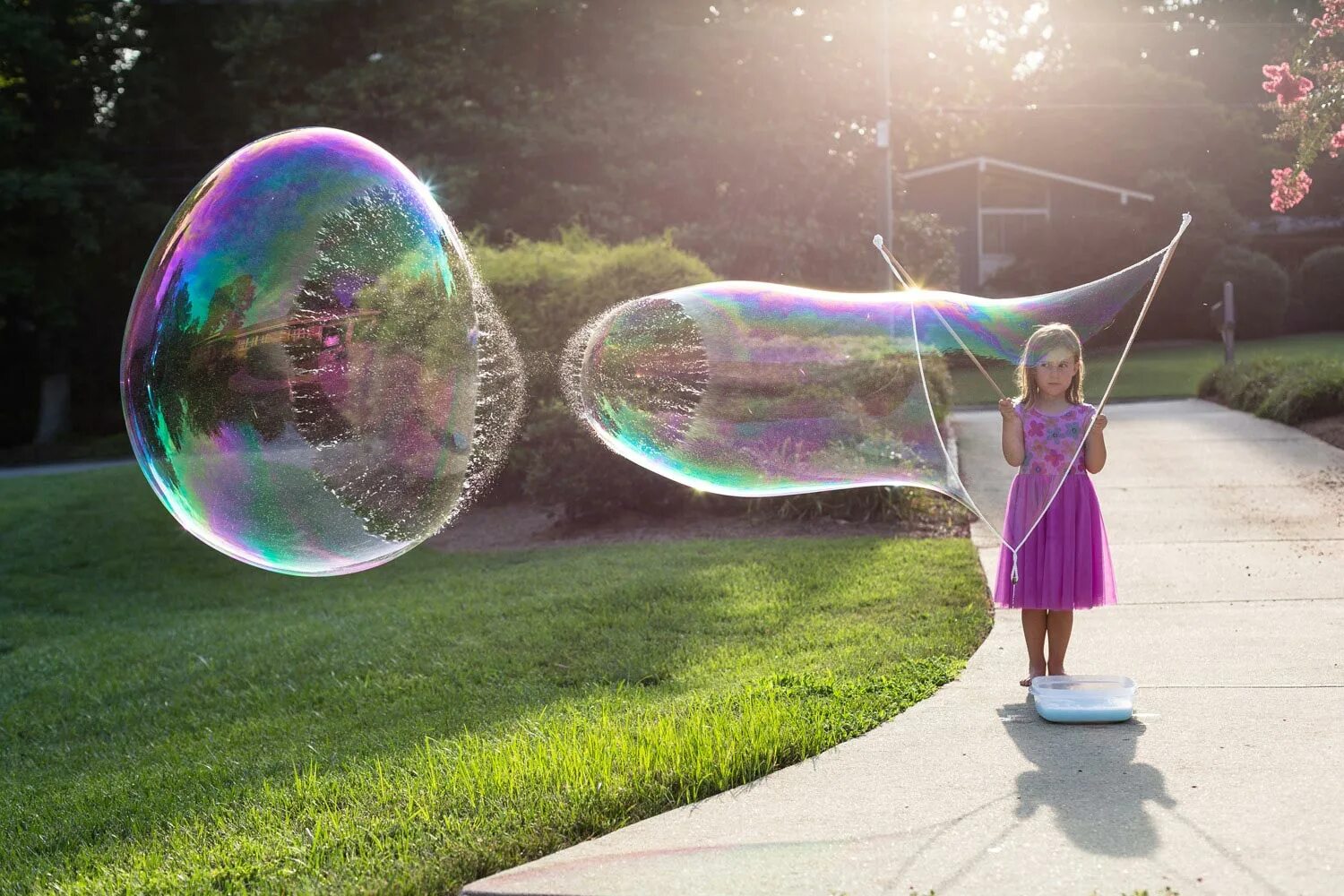 Мыльные пузыри. Гигантские мыльные пузыри. Самые большие мыльные пузыри. Надувает мыльные пузыри. Покажи картинку пузыри